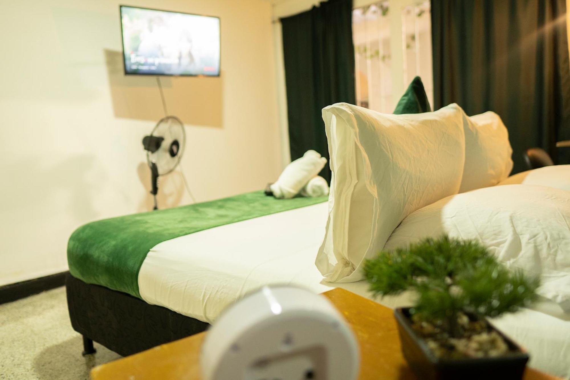 Africa House-Casa Hotel Laureles-La70 Medellin Ngoại thất bức ảnh
