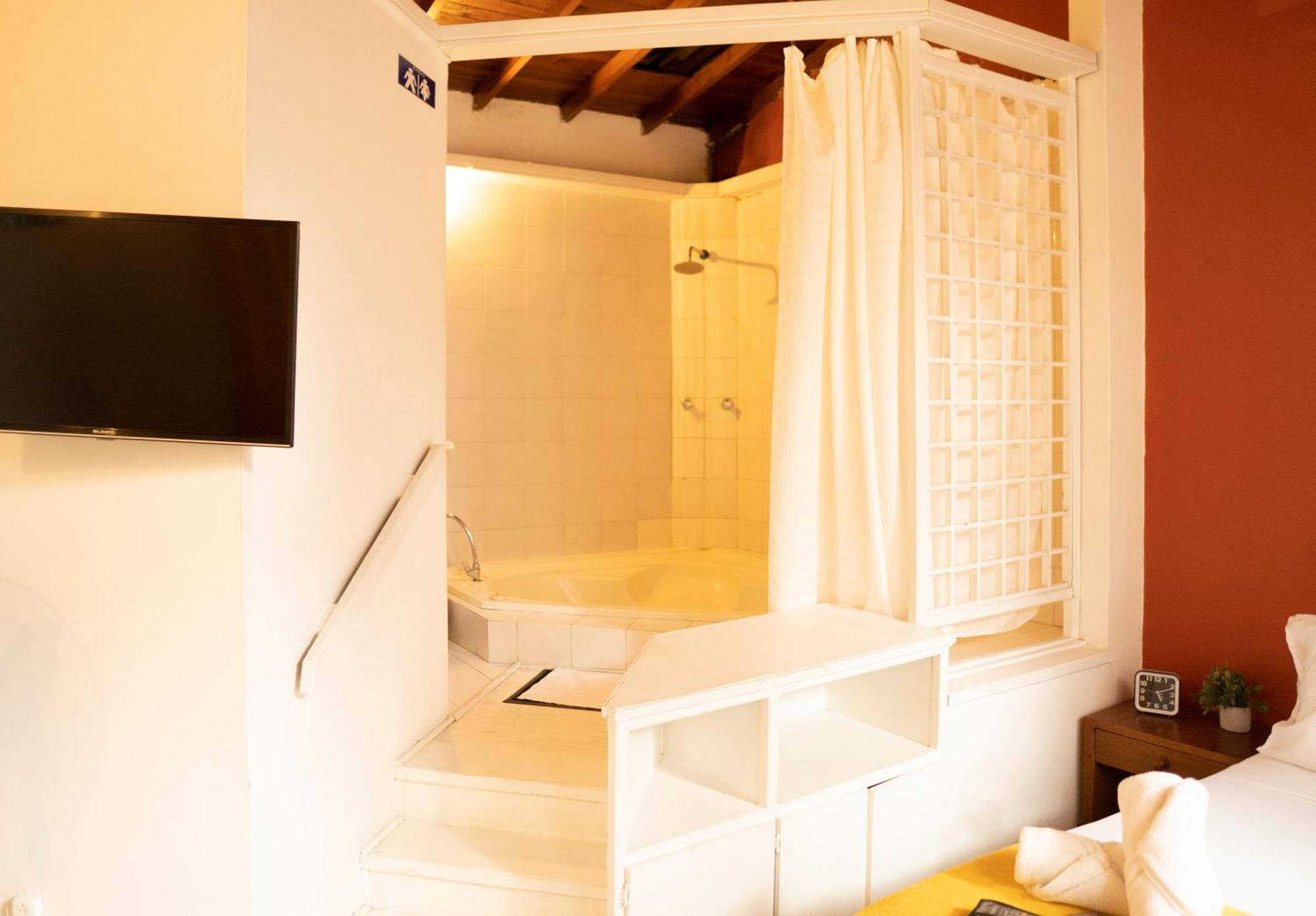 Africa House-Casa Hotel Laureles-La70 Medellin Ngoại thất bức ảnh